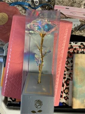 Iridescent Gold Stem Rose - Decorative Bloom (Pink Iridescent)